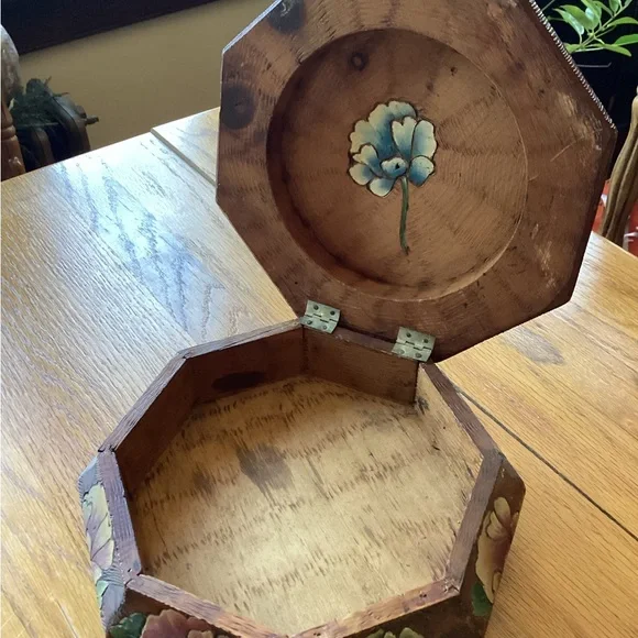 Vintage Octagon Wooden Keepsake Box. - Picture 2 of 11